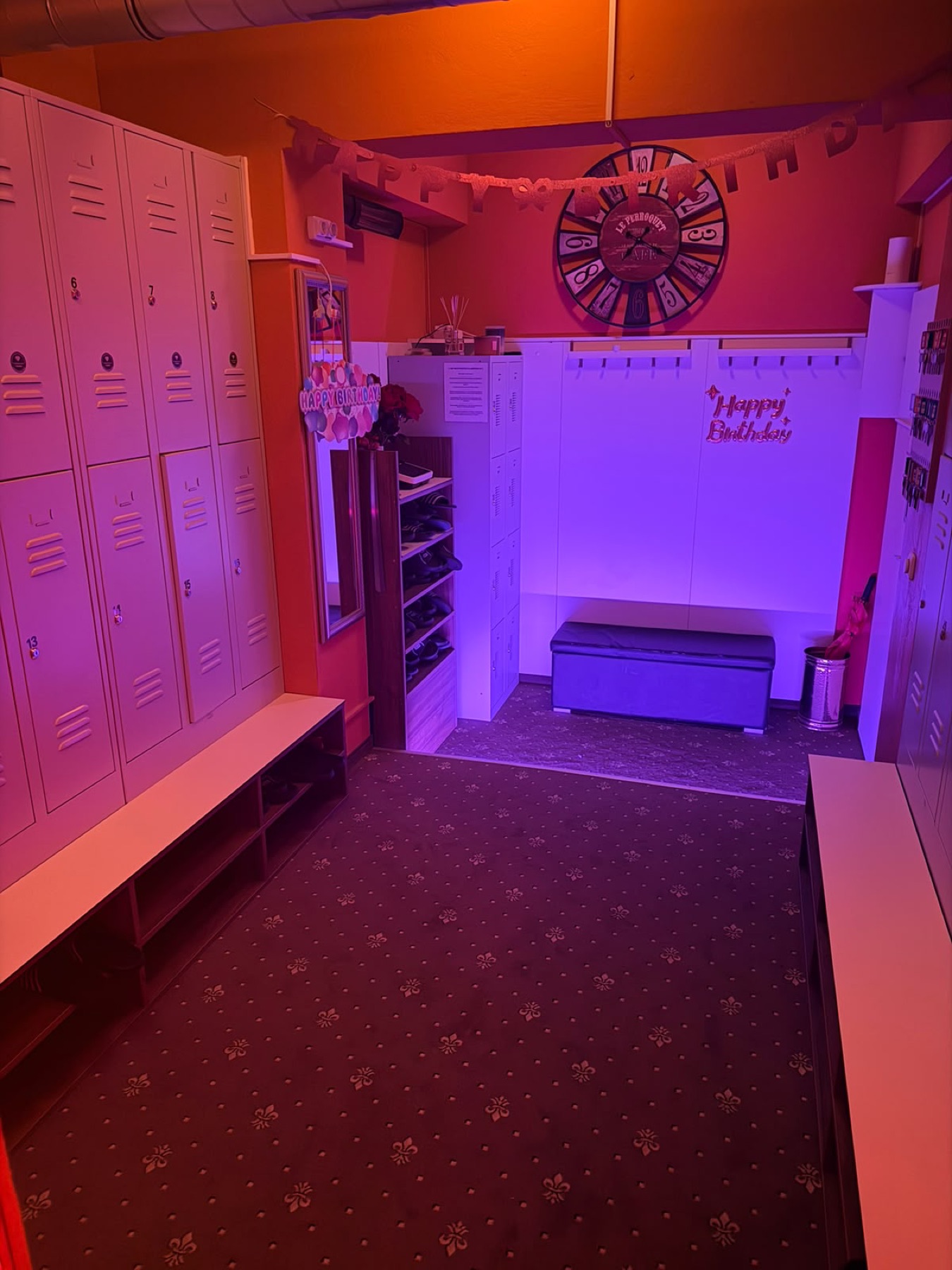 Garderobe mit hellen Spinden