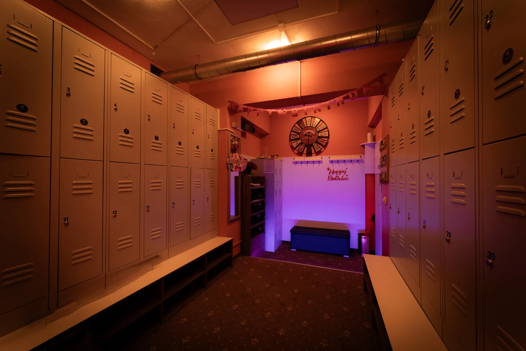 Garderobe mit Spinden und Happy-Birthday-Dekoration