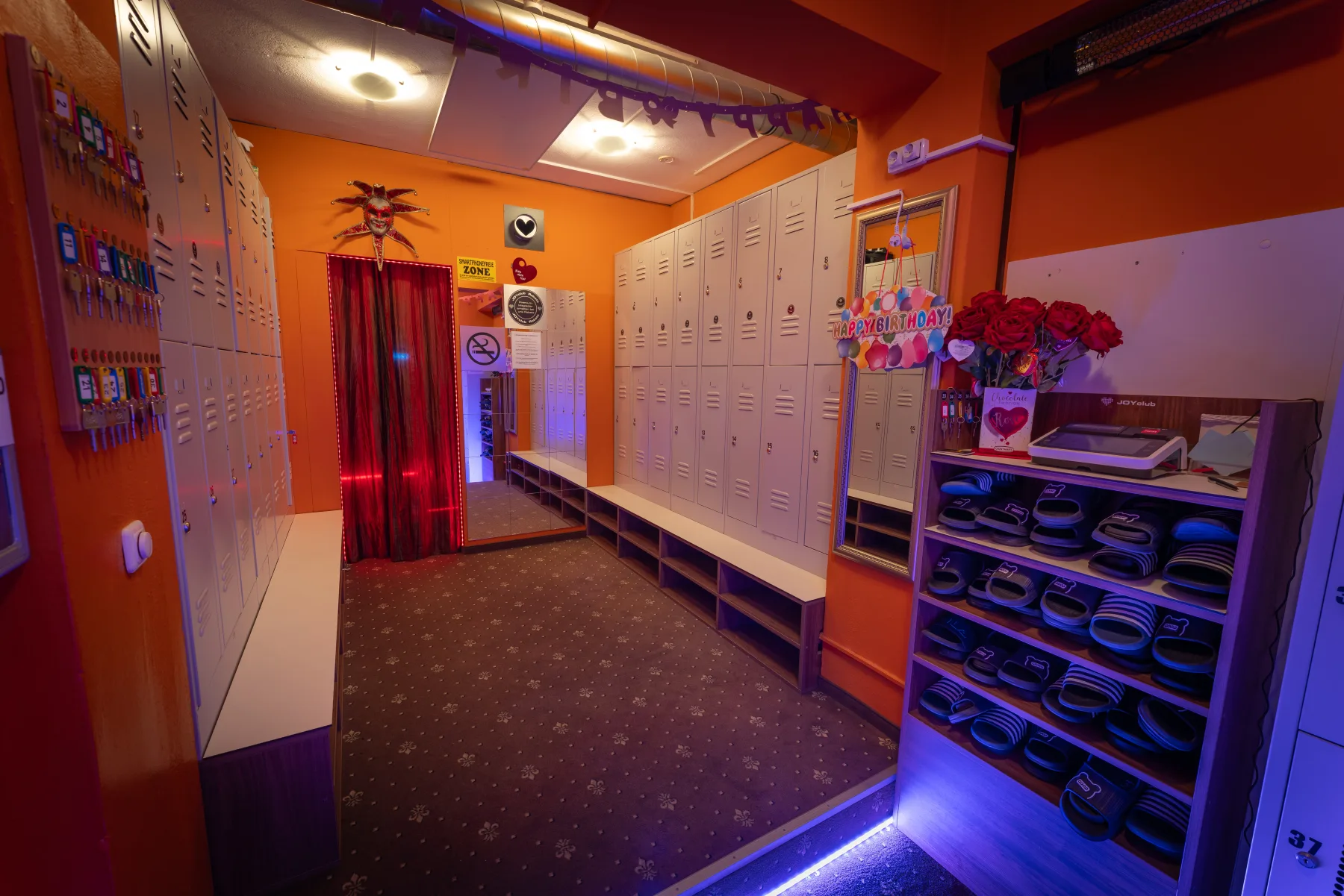 Garderobe mit Spinden, Schlüsselbrett und Geburtstagsdeko