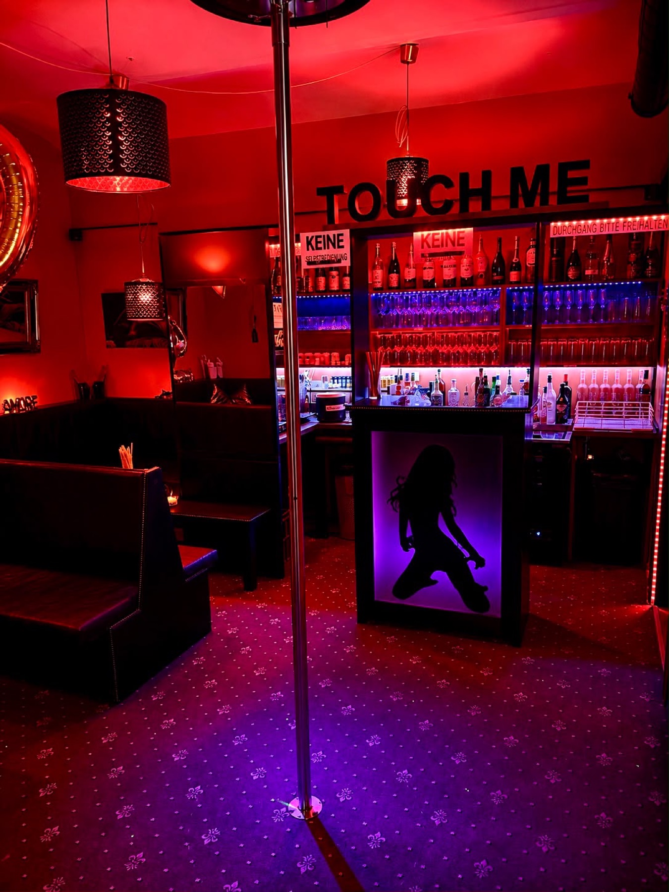 Tanzstange direkt an der Bar