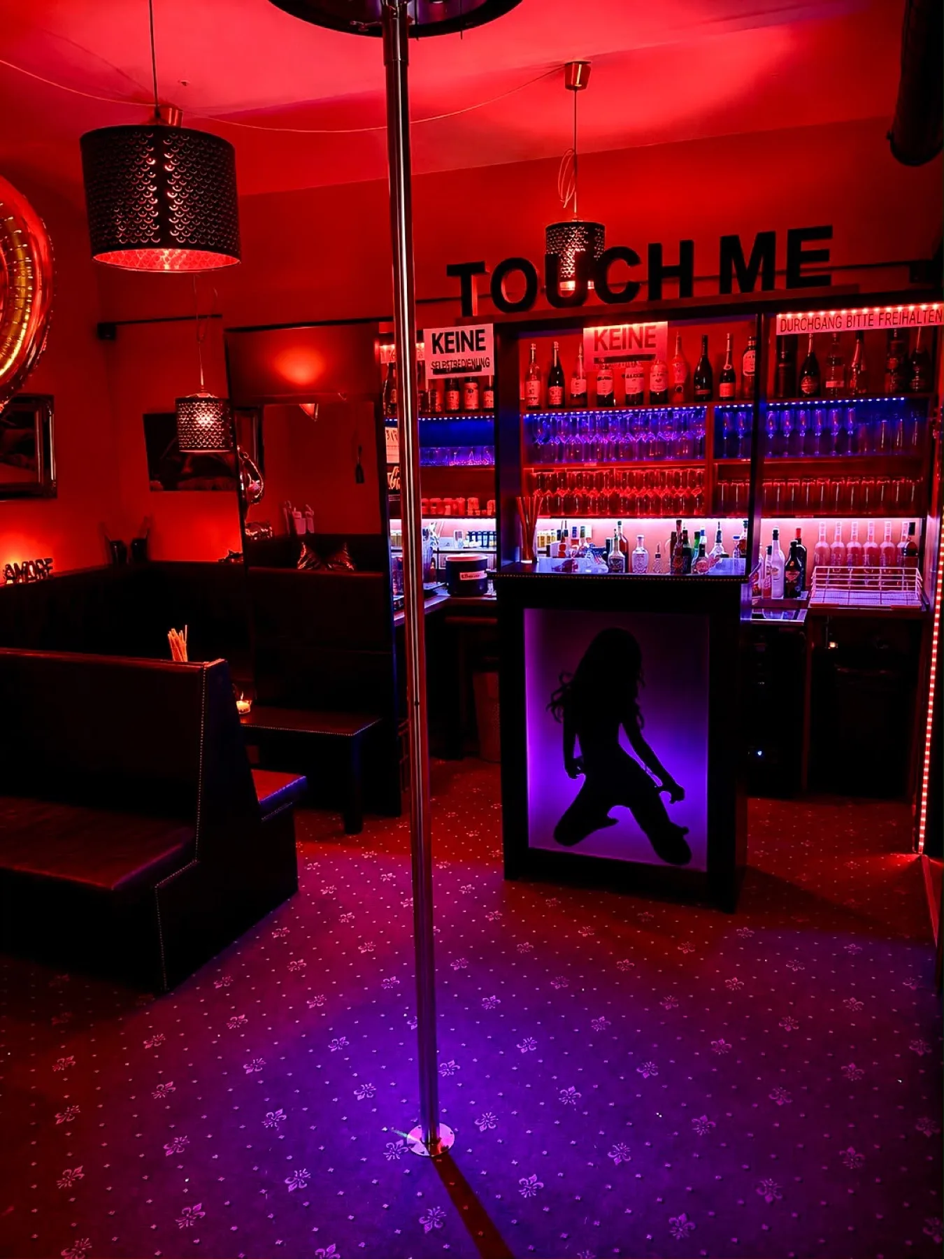 Tanzstange direkt an der Bar