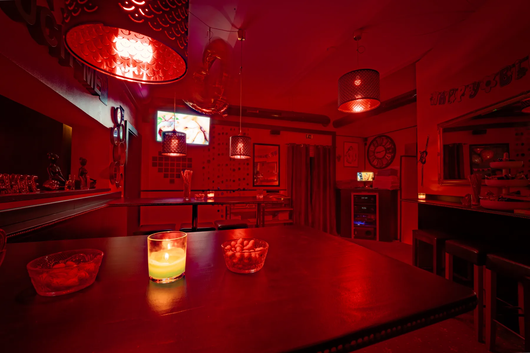 Lounge-Ecke mit Bildschirm, Spiegel und Kerzen
