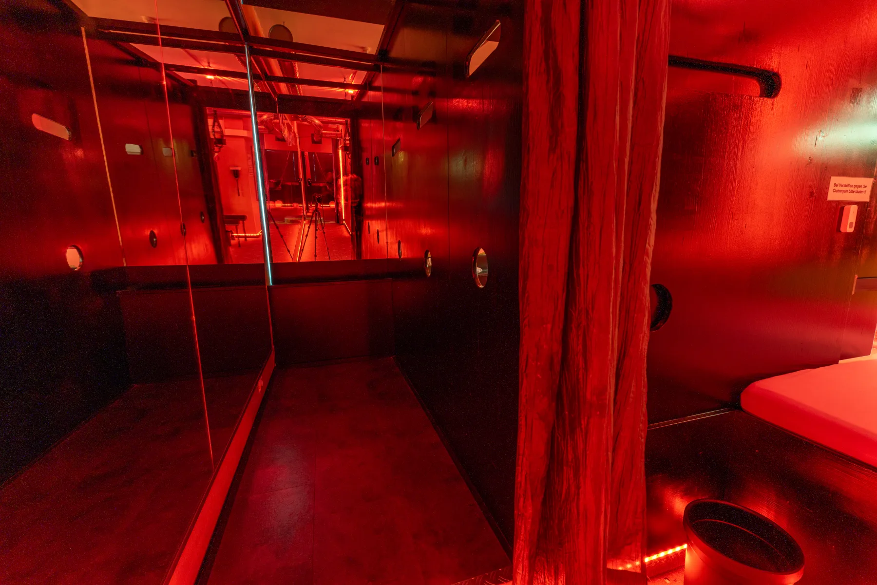 Séparée mit stimmungsvollem Deckenlicht und Bett