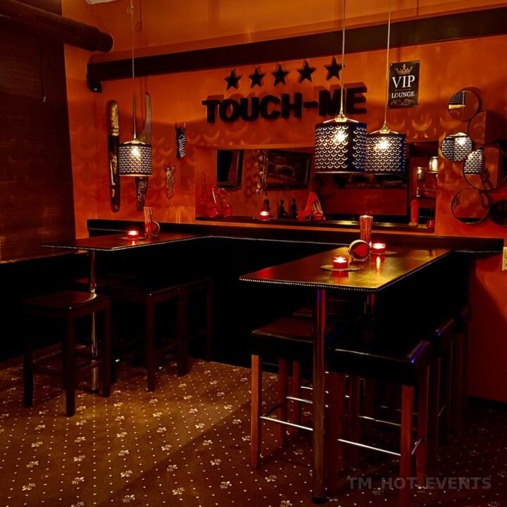 VIP Lounge mit TOUCH-ME Schriftzug