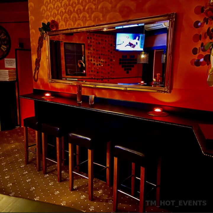 Bar mit Spiegel und Barhockern